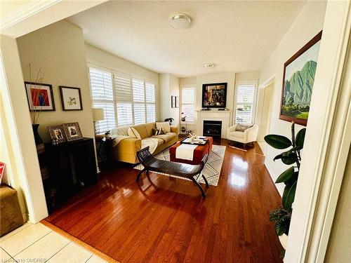 44-300 Ravineview Way, Oakville, ON - Indoor Photo Showing Living Room With Fireplace