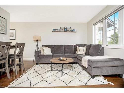 18-275 Old Huron Road, Kitchener, ON - Indoor Photo Showing Living Room