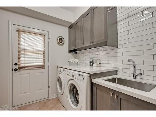 1389 Creekwood Trail, Oakville, ON - Indoor Photo Showing Laundry Room