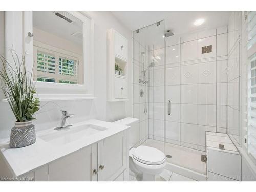 250 Dalewood Drive, Oakville, ON - Indoor Photo Showing Bathroom