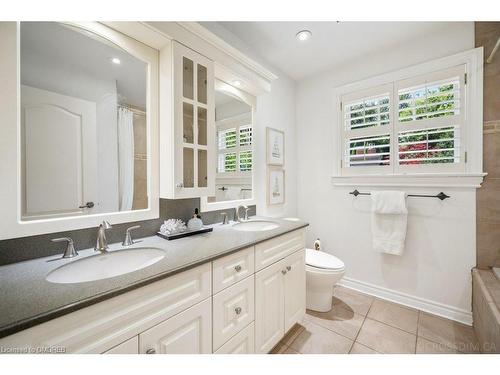 250 Dalewood Drive, Oakville, ON - Indoor Photo Showing Bathroom