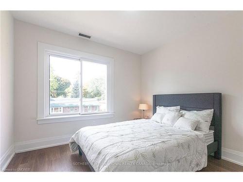 1842 Balsam Avenue, Mississauga, ON - Indoor Photo Showing Bedroom