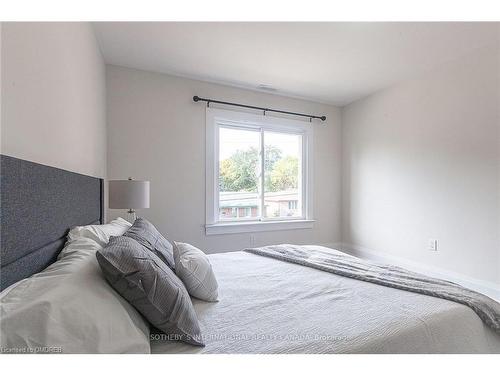 1842 Balsam Avenue, Mississauga, ON - Indoor Photo Showing Bedroom