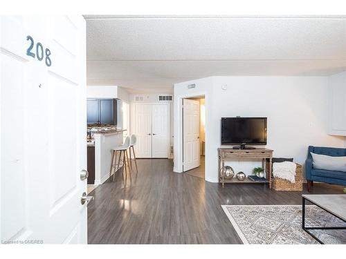 208-1340 Main Street E, Milton, ON - Indoor Photo Showing Living Room