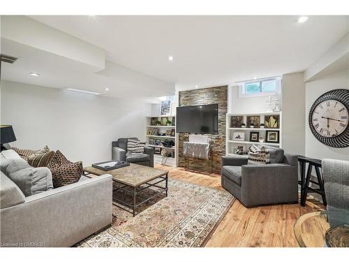 524 Sixteen Mile Drive, Oakville, ON - Indoor Photo Showing Living Room