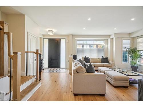 524 Sixteen Mile Drive, Oakville, ON - Indoor Photo Showing Living Room