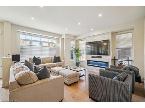 524 Sixteen Mile Drive, Oakville, ON - Indoor Photo Showing Living Room