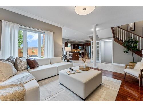 2576 Armour Crescent, Burlington, ON - Indoor Photo Showing Living Room