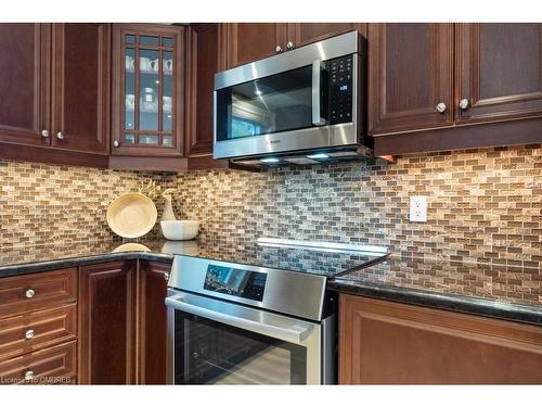 2576 Armour Crescent, Burlington, ON - Indoor Photo Showing Kitchen With Upgraded Kitchen