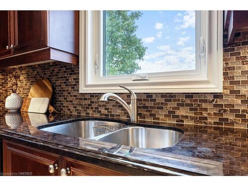 2576 Armour Crescent, Burlington, ON - Indoor Photo Showing Kitchen With Double Sink