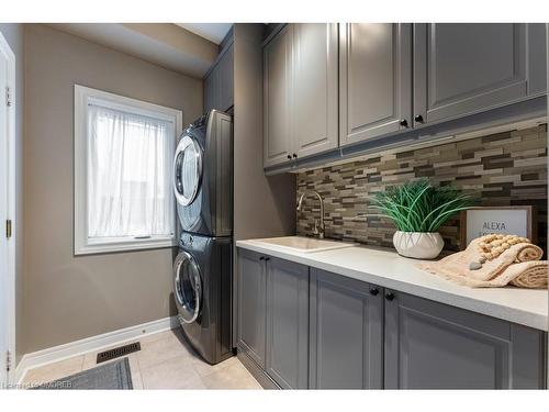 2576 Armour Crescent, Burlington, ON - Indoor Photo Showing Laundry Room