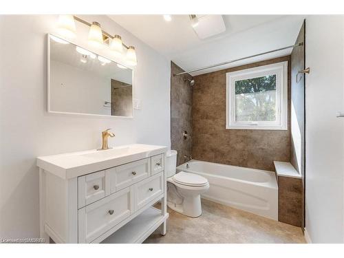 106 Simcoe Street E, Hamilton, ON - Indoor Photo Showing Bathroom