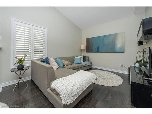 13 Beacon Hill Drive, Brampton, ON - Indoor Photo Showing Living Room