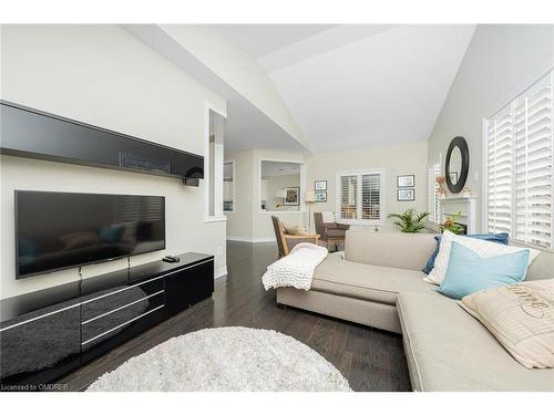 13 Beacon Hill Drive, Brampton, ON - Indoor Photo Showing Living Room