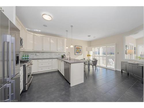 13 Beacon Hill Drive, Brampton, ON - Indoor Photo Showing Kitchen With Upgraded Kitchen