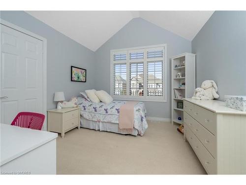 13 Beacon Hill Drive, Brampton, ON - Indoor Photo Showing Bedroom