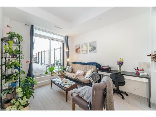 216-55 Duke Street W, Kitchener, ON - Indoor Photo Showing Living Room