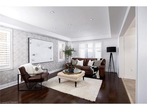 3159 Neyagawa Boulevard, Oakville, ON - Indoor Photo Showing Living Room