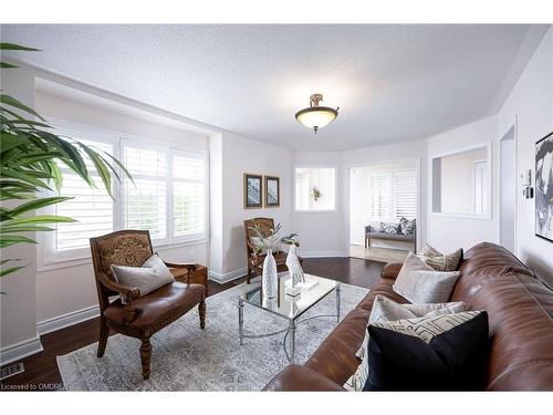 3159 Neyagawa Boulevard, Oakville, ON - Indoor Photo Showing Living Room