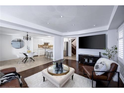 3159 Neyagawa Boulevard, Oakville, ON - Indoor Photo Showing Living Room