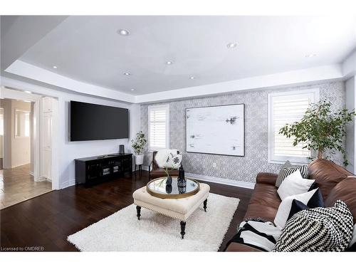 3159 Neyagawa Boulevard, Oakville, ON - Indoor Photo Showing Living Room