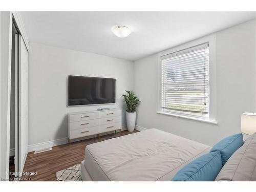 937 Garth Street, Hamilton, ON - Indoor Photo Showing Bedroom