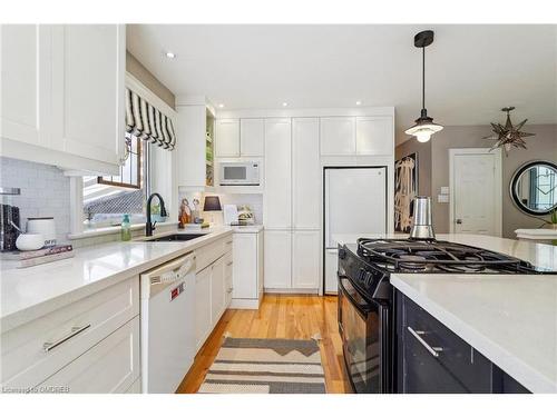 486 Lees Lane, Oakville, ON - Indoor Photo Showing Kitchen With Upgraded Kitchen