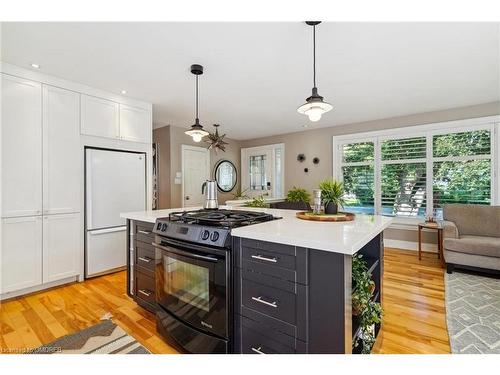 486 Lees Lane, Oakville, ON - Indoor Photo Showing Kitchen With Upgraded Kitchen