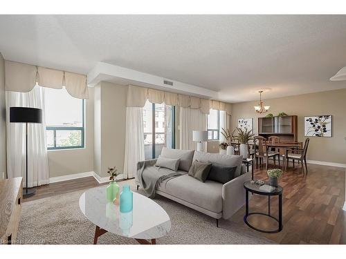 401-8 Main Street E, Dundas, ON - Indoor Photo Showing Living Room