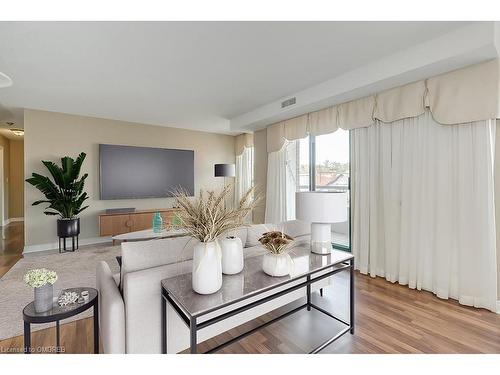 401-8 Main Street E, Dundas, ON - Indoor Photo Showing Living Room