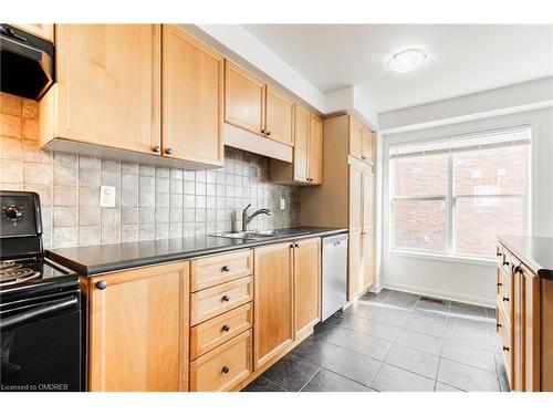 2925 Garnethill Way, Oakville, ON - Indoor Photo Showing Kitchen