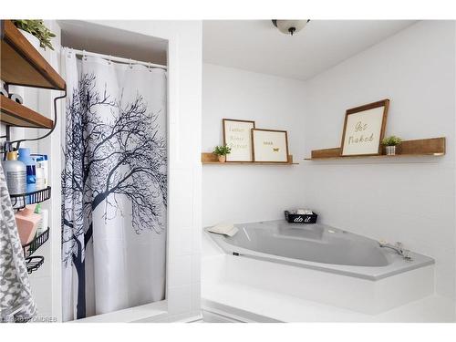 41 Regalview Drive, Stoney Creek, ON - Indoor Photo Showing Bathroom