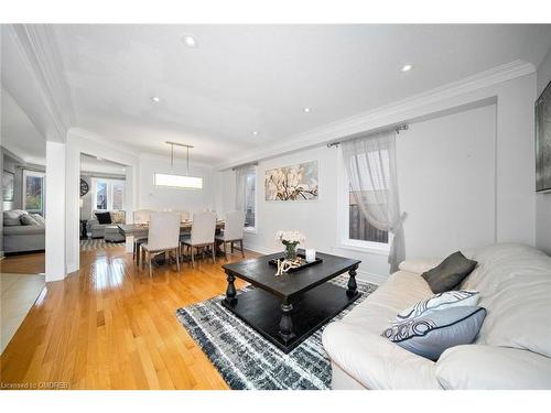 11 Kersey Crescent, Courtice, ON - Indoor Photo Showing Living Room