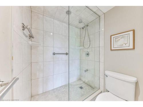 301-2175 Marine Drive, Oakville, ON - Indoor Photo Showing Bathroom