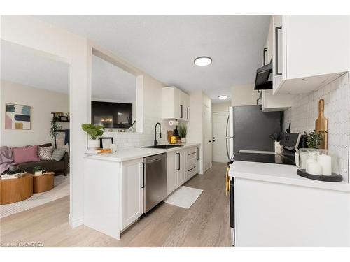 29 Perthshire Court, Hamilton, ON - Indoor Photo Showing Kitchen