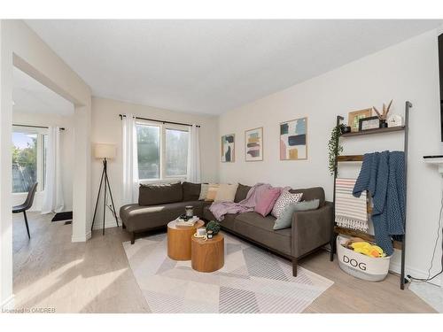 29 Perthshire Court, Hamilton, ON - Indoor Photo Showing Living Room