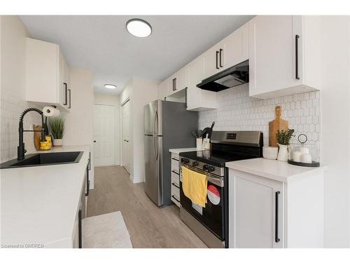 29 Perthshire Court, Hamilton, ON - Indoor Photo Showing Kitchen With Upgraded Kitchen