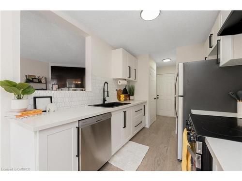 29 Perthshire Court, Hamilton, ON - Indoor Photo Showing Kitchen With Upgraded Kitchen