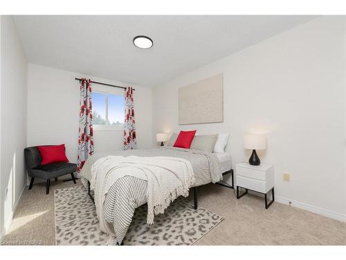 29 Perthshire Court, Hamilton, ON - Indoor Photo Showing Bedroom