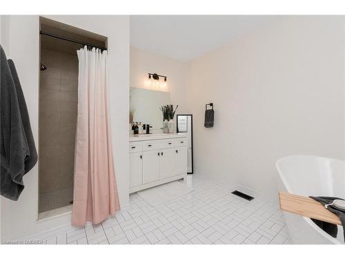 29 Perthshire Court, Hamilton, ON - Indoor Photo Showing Bathroom