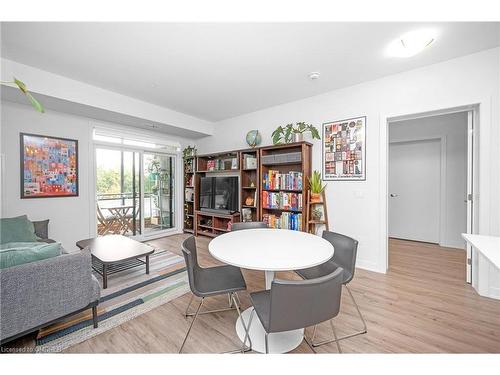 220-320 Plains Road E, Burlington, ON - Indoor Photo Showing Living Room