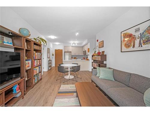 220-320 Plains Road E, Burlington, ON - Indoor Photo Showing Living Room