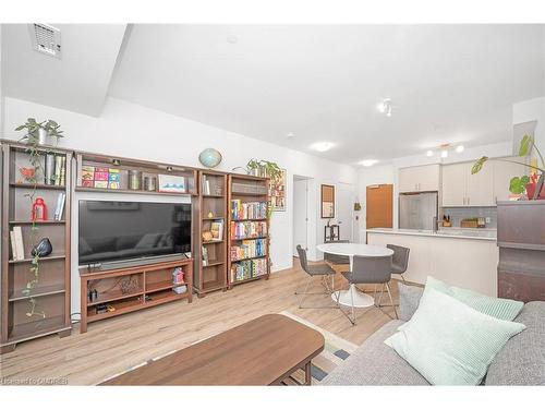 220-320 Plains Road E, Burlington, ON - Indoor Photo Showing Living Room