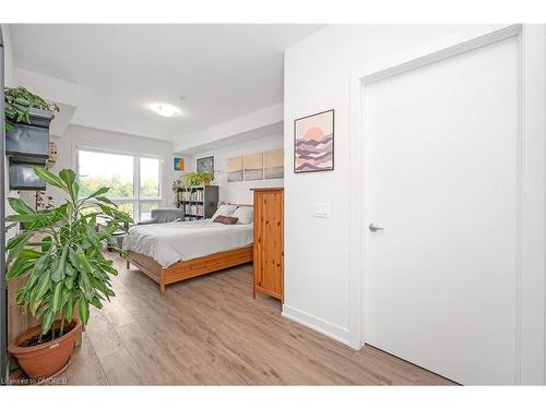 220-320 Plains Road E, Burlington, ON - Indoor Photo Showing Bedroom