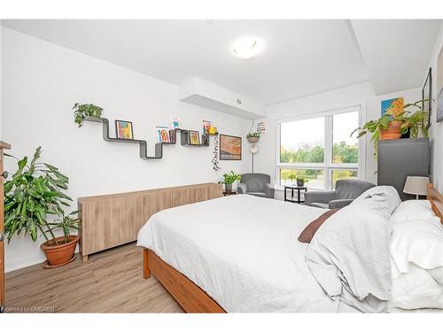 220-320 Plains Road E, Burlington, ON - Indoor Photo Showing Bedroom