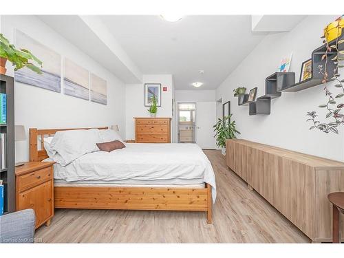 220-320 Plains Road E, Burlington, ON - Indoor Photo Showing Bedroom