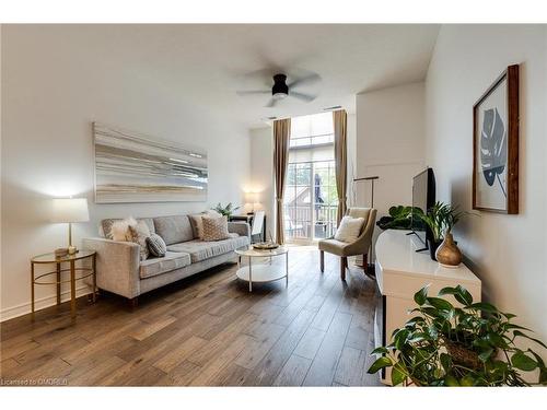 317-262 Dundas Street E, Waterdown, ON - Indoor Photo Showing Living Room