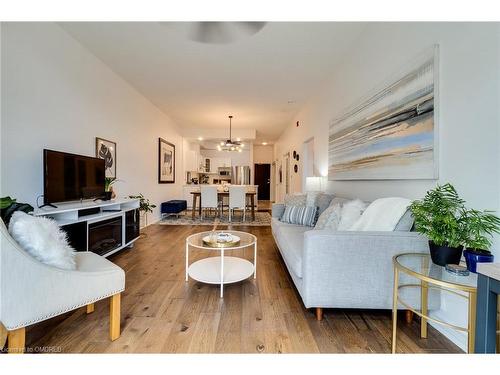 317-262 Dundas Street E, Waterdown, ON - Indoor Photo Showing Living Room