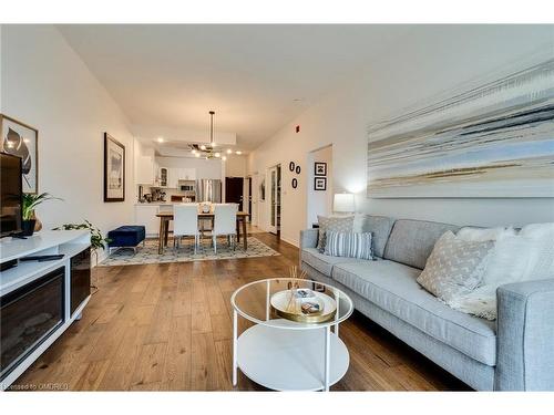 317-262 Dundas Street E, Waterdown, ON - Indoor Photo Showing Living Room