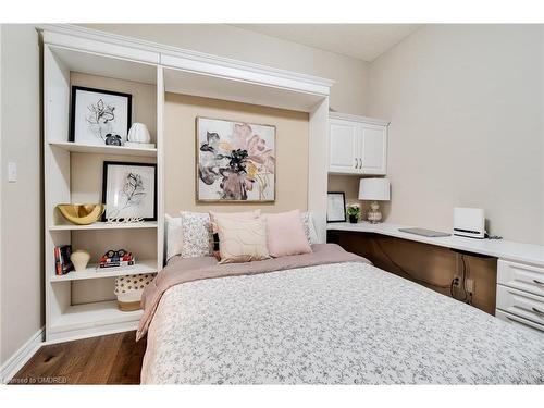 317-262 Dundas Street E, Waterdown, ON - Indoor Photo Showing Bedroom